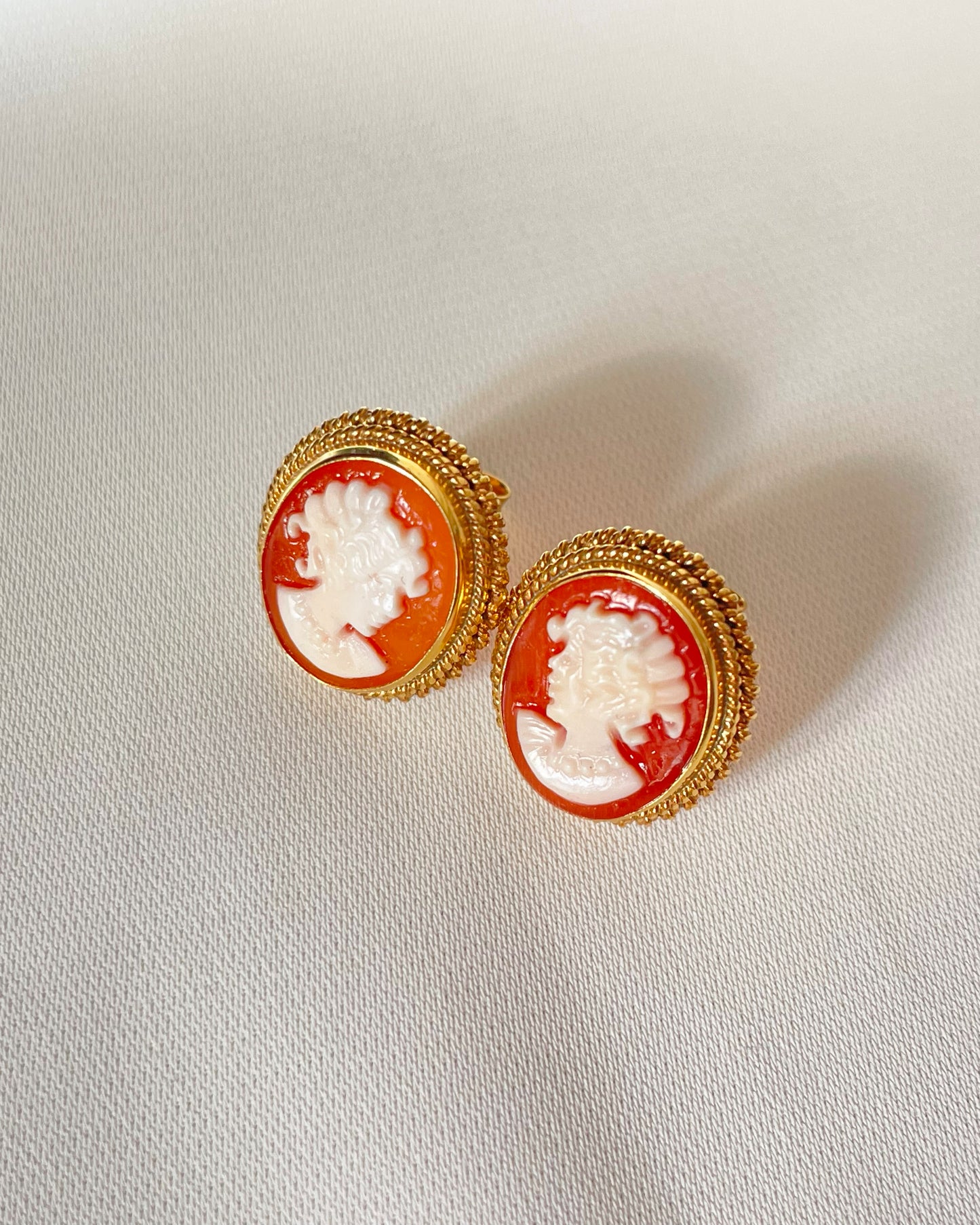 CLASSIC CAMEO EARRING - GOLD