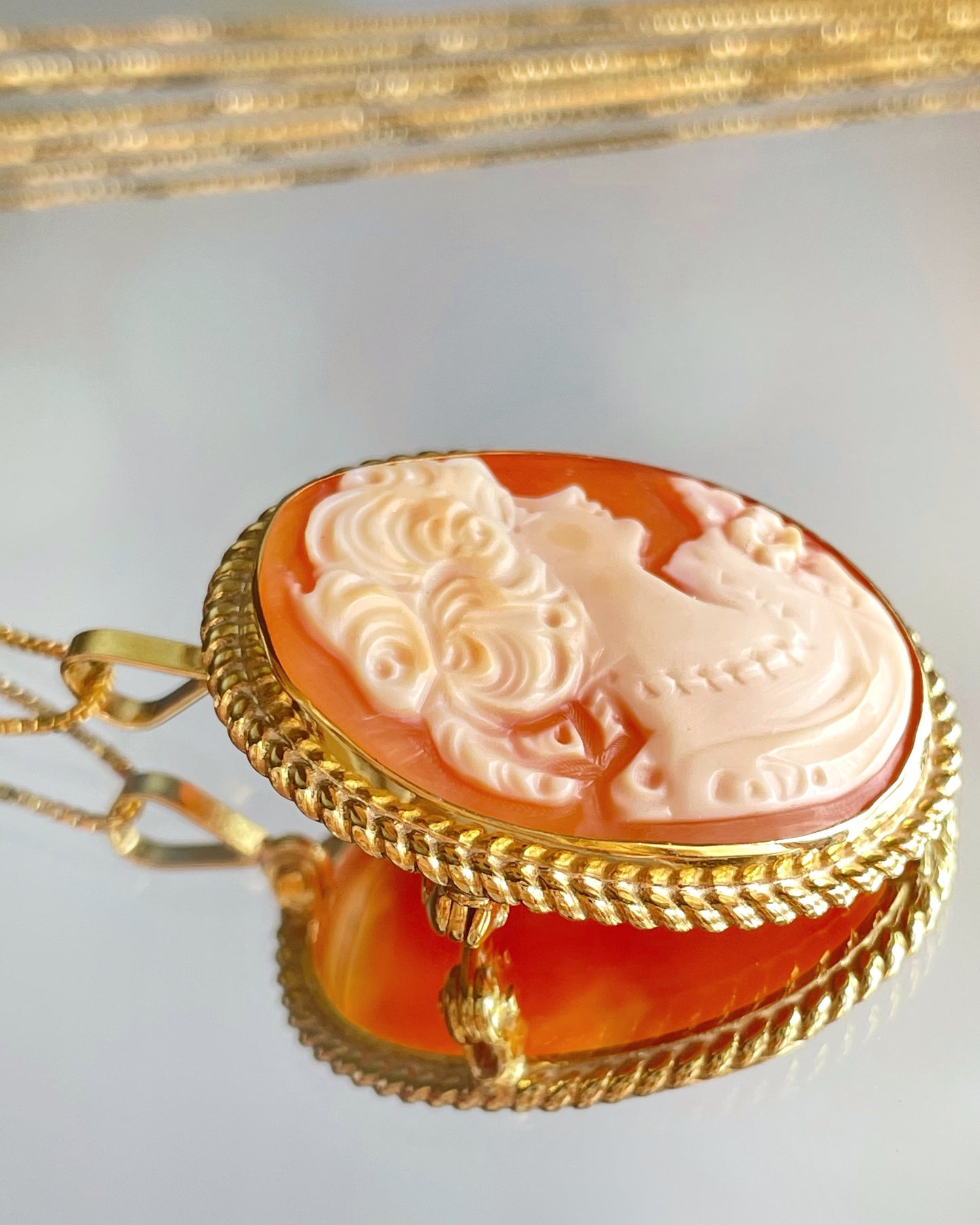 CLASSIC CAMEO NECKLACE - GOLD