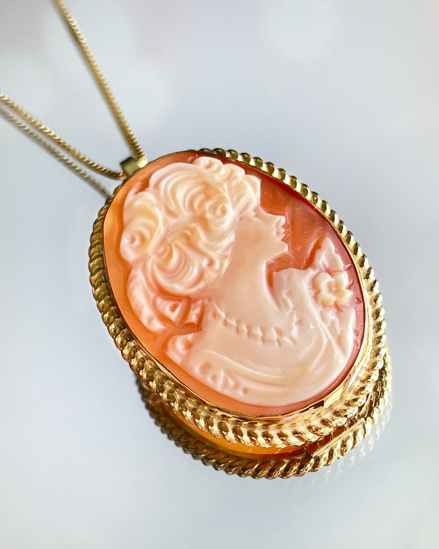 CLASSIC CAMEO NECKLACE - GOLD