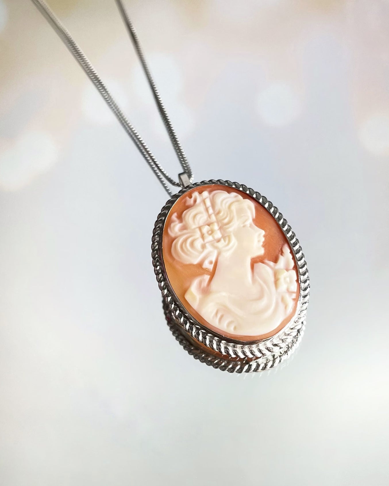 CLASSIC CAMEO NECKLACE - SILVER