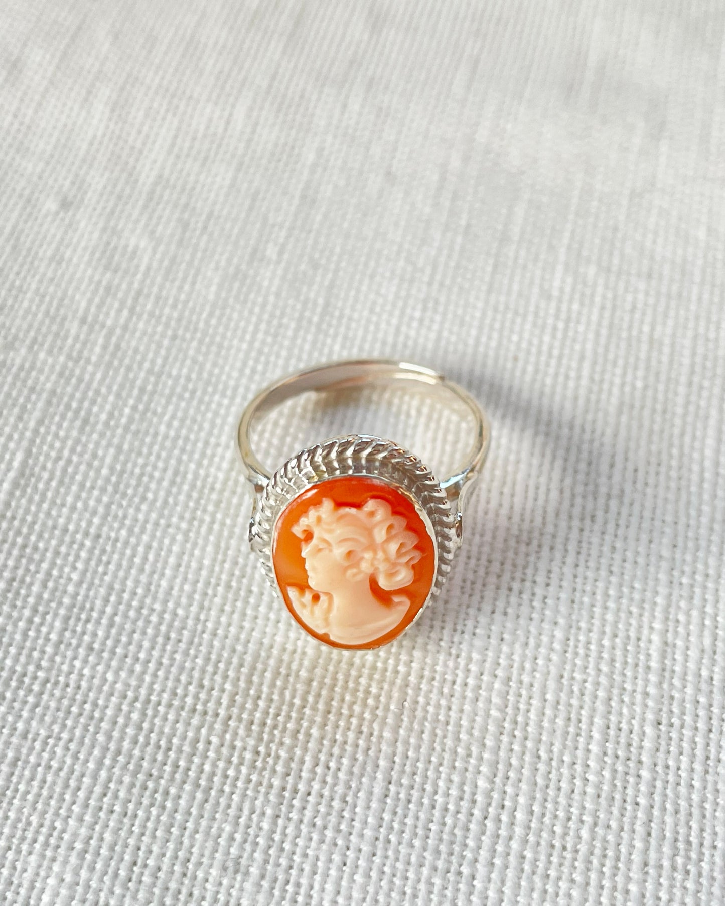 CLASSIC CAMEO RING - SILVER