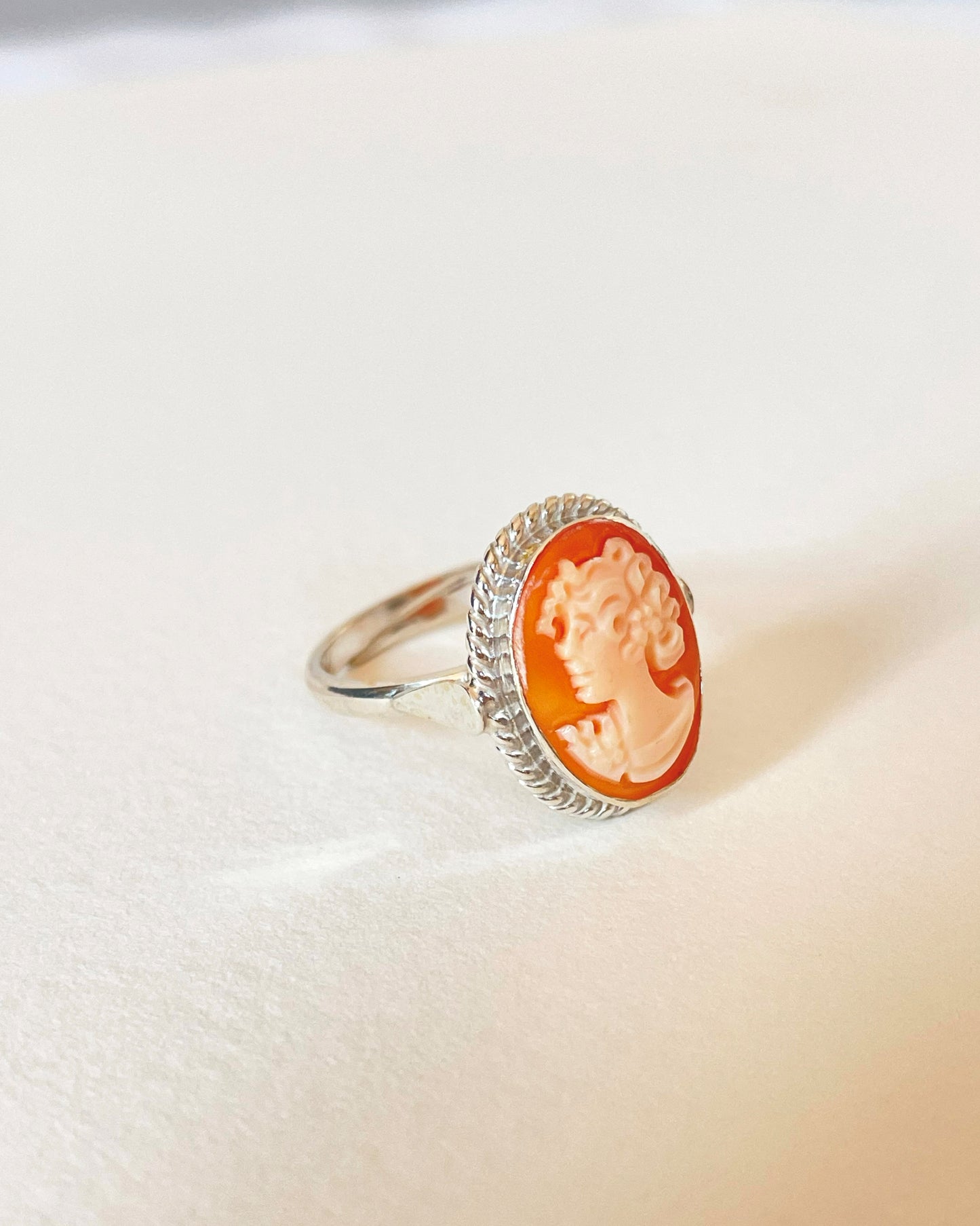 CLASSIC CAMEO RING - SILVER