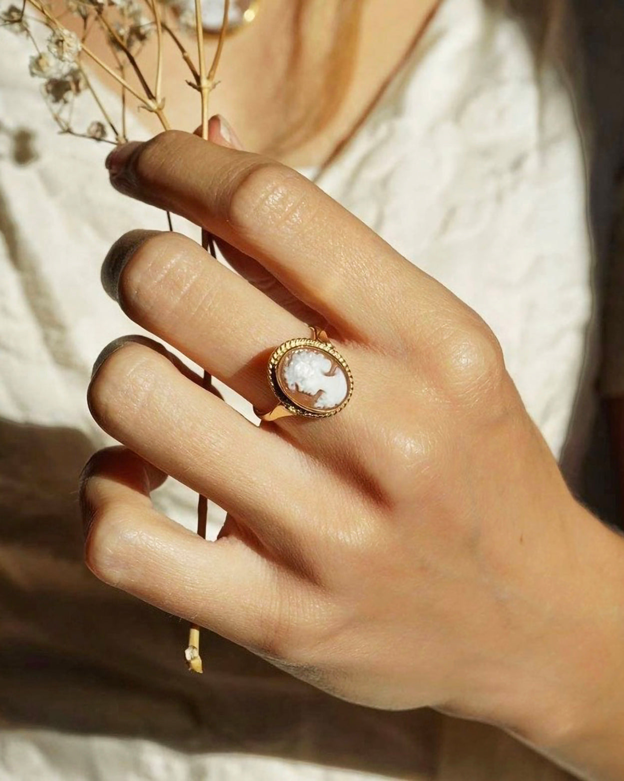 CLASSIC CAMEO RING - GOLD