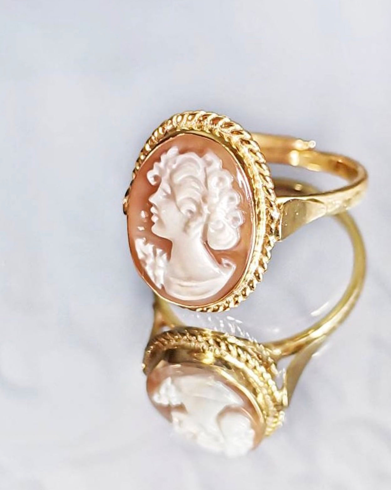 CLASSIC CAMEO RING - GOLD